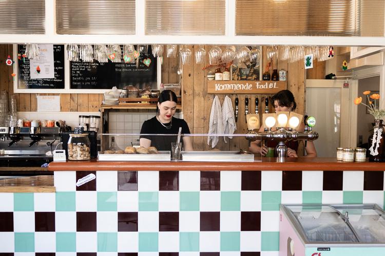 En mand fra nabobutikken nåede knap ind, før baristaen sagde: »En cappuccino mere?«. Foto: Peter Maunsbach