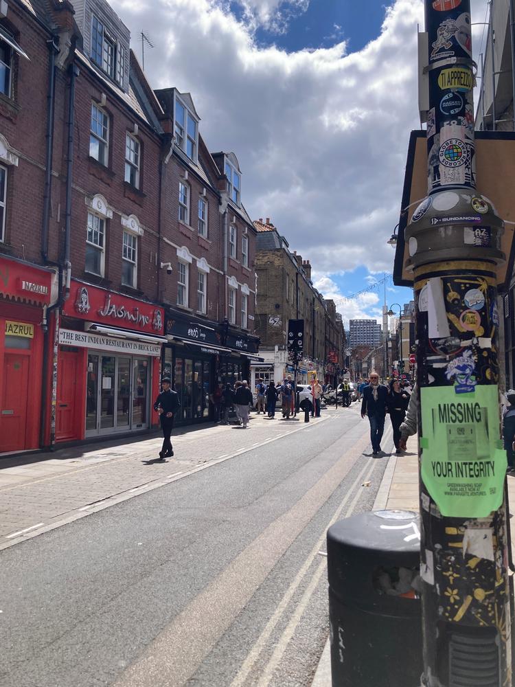 Brick Lane i Londons East End er fuld af butikker med alskens tingel-tangel. Foto: Sara Asoka Paulsen