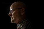 Simon Gjerløv, 59 år, er psykolog og forfatter til bogen ’Transmand - den lange vej’ (2025) om sit liv. Foto: Mads Nissen
