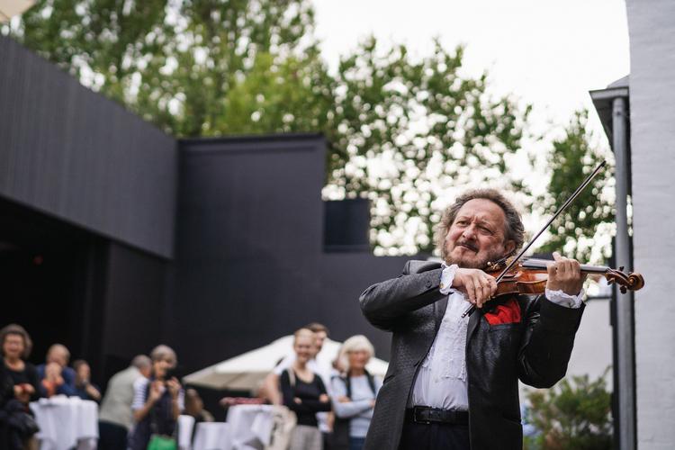 Den ungarske violinist Ernö Kállai Kiss og hans selverklærede Gypsy Band spillede udendørs på Islands Brygge. Foto: Mads Dobel