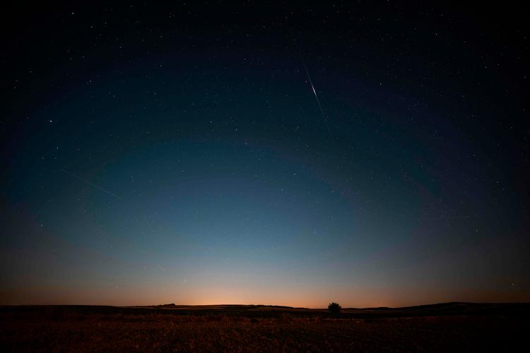 Det er ikke kun i Danmark, at der er mulighed for at se Perseiderne. Her er det et stjerneskud, der er blevet fanget på himlen over Østrig mandag. Foto: Georg Hochmuth/Ritzau Scanpix