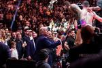 Donald Trump er ivrig gæst ved UFC-stævner. Her hilser han på UFC-kæmper Sean O'Malley ved et stævne i New Jersey i juni. Foto: Nathan Howard/Ritzau Scanpix