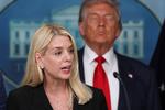 Den amerikanske justitsminister, Pam Bondi, kalder samtidig udleveringen af de eftersøgte personer historiske.  Foto: Jonathan Ernst/Ritzau Scanpix