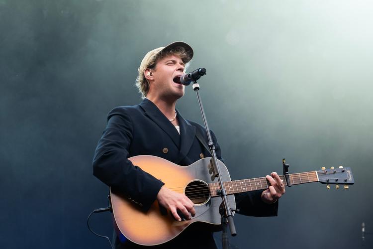 I lørdags stod Hjalmer på Smukfests Bøgescene for første gang. Hans far, Kim Larsen, spillede en af sine sidste koncerter samme sted.  Foto: Helle Arensbak/Ritzau Scanpix