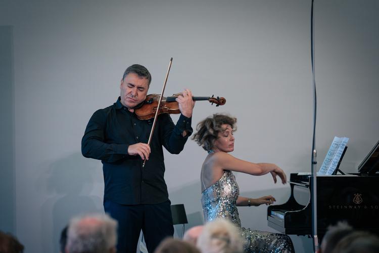 Uden noder og med lukkede øjne optrådte Maxim Vengerov som en virtuos solist, mens pianisten Polina Osetinskaja uden problemer fulgte ham. Foto: Julia Severinsen