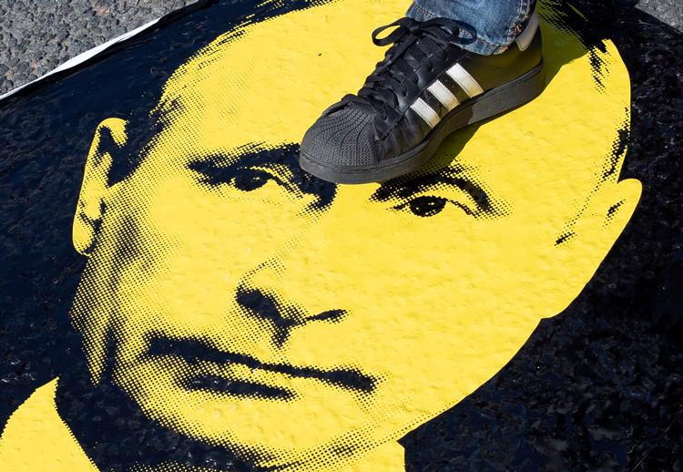 Vil man kontrollere sine borgere, er de sociale medier et vigtigt område at sætte sig på. Og Rusland bevæger sig da også stadig længere i retning af et mediebillede, hvor digitale platforme er underlagt magthaverne. Foto: Pavel Golovkin/Ritzau Scanpix