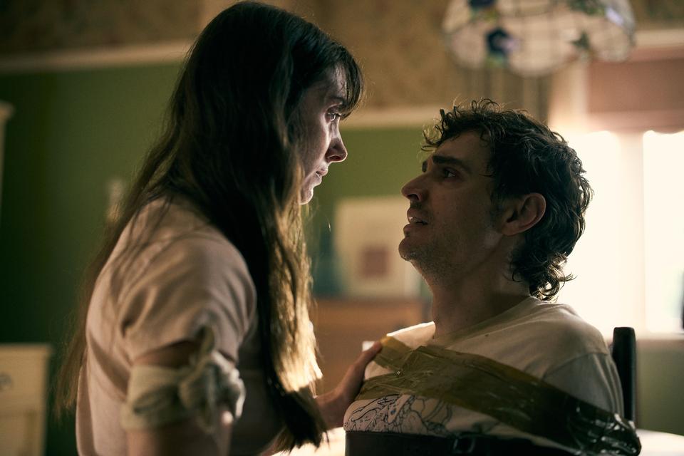 Deres kroppe vil smelte sammen, og det kæmper Millie (Alison Brie) og Tim (Dave Franco) imod, som gjaldt det livet. Både konkret og klamt og i overført betydning af et kærestepar i løsrivelsesproces fungerer 'Together' som uhyggelig gyser og som romantik.   Foto: SF Studios