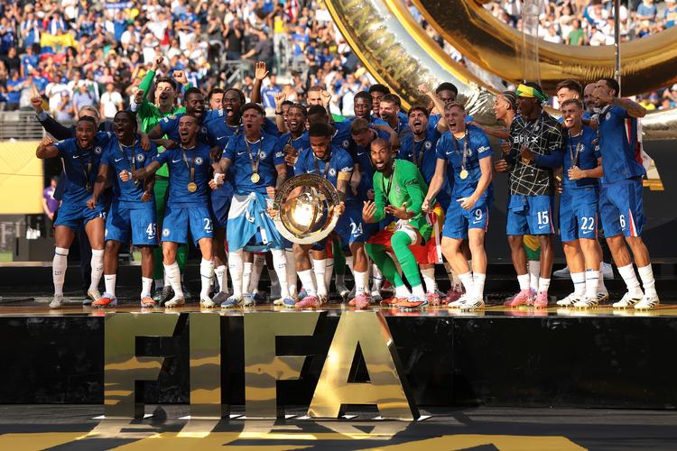 Da Chelsea i juli vandt historiens første udvidede klub-VM ved at slå Paris Saint-Germain i finalen, var det en stor succes for den engelske klubs ejer, amerikanske Todd Boehly. Han har fået stor kritik for sin måde at styre fodboldforretningen på, men har nu høstet de første frugter af enorme spillerindkøb.  Foto: Jonathan Moscrop/Ritzau Scanpix