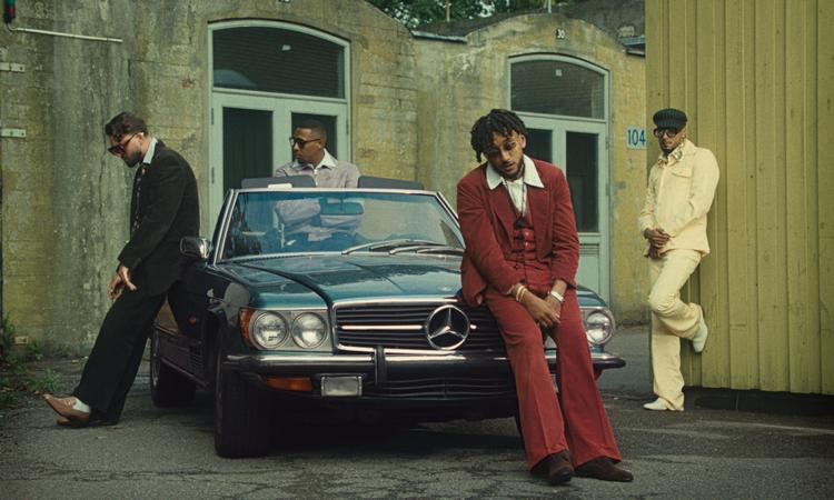 Benny Jamz er pimpet op til sensommerfest med B.O.C.-vennerne Kesi, Noah Carter og Gilli bag sig. Benny Jamz. Pr-foto: Rasmus Weng og Oli Zaza