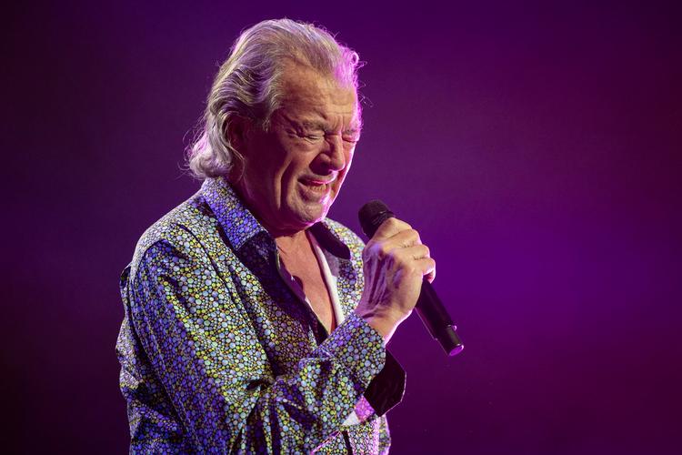 Som vokalist er Ian Gillan kendt for sin store rækkevidde, evnen til at ramme selv de højeste toner og sine skrig. Her giver han den gas ved en koncert i Budapest i 2023.  Foto: Balazs Mohai/Ritzau Scanpix