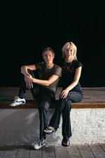 Anna Gunvor Hyttel og Johan Bech Jespersen bor sammen på Christiania, hvor de snart åbner for den første Christiania Biennale, der blandt andet viser cabaret på fristadens teater/biograf, Byens Lys.  Foto: Peter Maunsbach