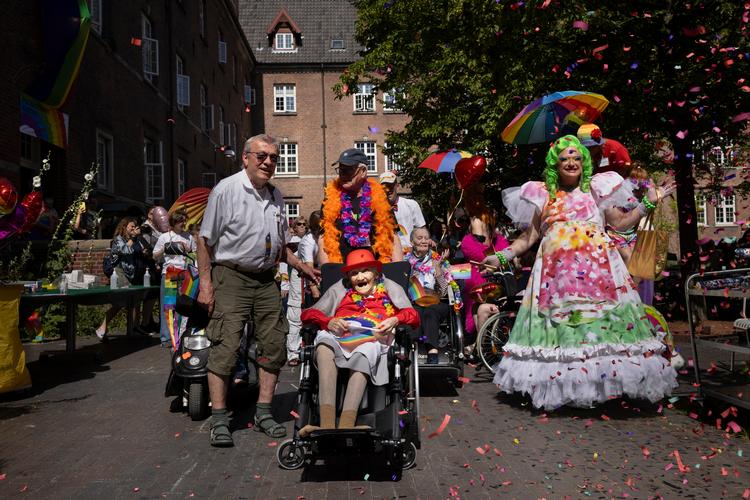 Onsdag blev der afholdt Pride på Plejehjemmet Slottet med parade, taler og dragshows.  Foto: Mads Nissen