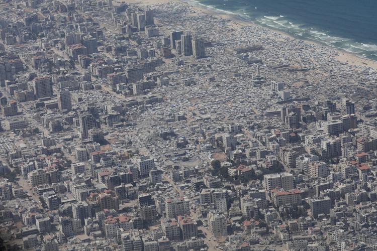 Luftfoto fra et jordansk militærfly, som søndag var med til at kaste nødhjælp ned i Gaza. ødelæggelserne i området er omfattende.  Foto: Alaa Al Sukhni/Ritzau Scanpix