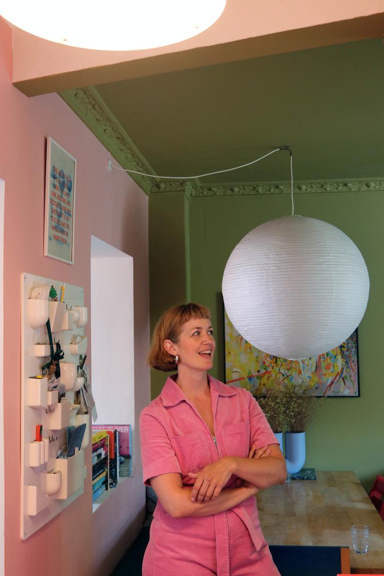 Designer Sarah Gottlieb er ikke bange for at male både vægge og loft i samme farve som her i hendes »nikotingrønne« køkken.  Foto: Anne Rumland Østbygaard