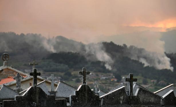 En brand ses her ved landsbyen Esposende i det nordvestlige Spanien. Foto: Miguel Riopa/Ritzau Scanpix