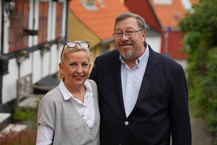 Anette og James Price har igen skrevet en madglad krimi. Foto: Jonas Schnack Krog/Gutkind