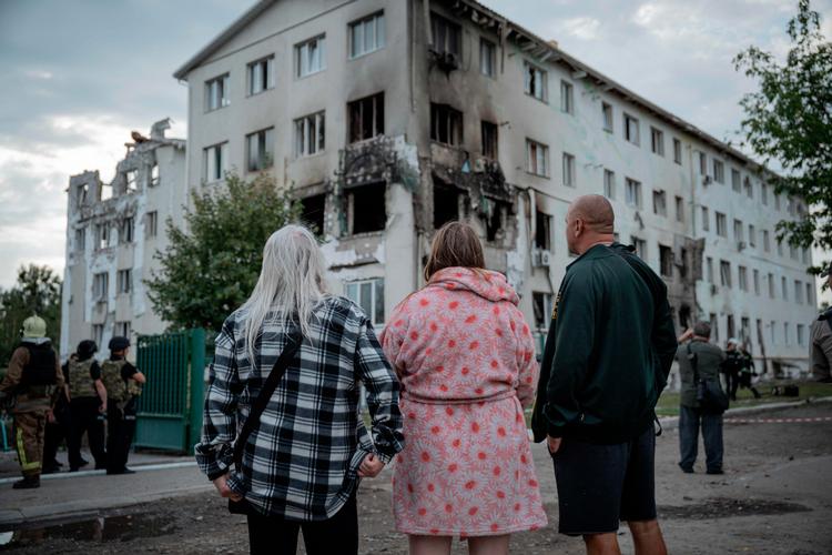 Der er ikke megen tro hos de krigstrætte ukrainere på, at mødet i Det Hvide Hus har bragt freden nærmere. Her står lokale beboere og ser på ødelæggelserne fra et russisk luftangreb i Kharkiv mandag.  De russiske droner kostede fem mennesker livet og sårede mange, ifølge de ukrainske myndigheder. Foto: Ivan Samoilov/Ritzau Scanpix