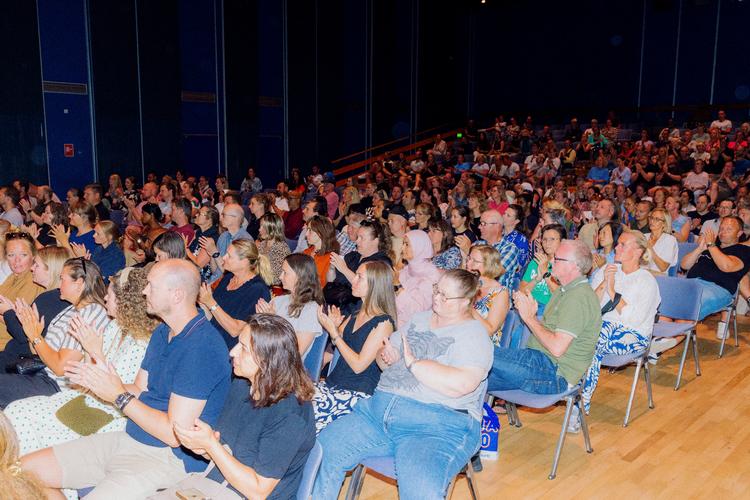 Der var stor opbakning fra omkring 500 forældre i Hvidovre, der skal underskrive en kontrakt om, at deres barn ikke må bruge sociale medier, førend de går i 8. klasse. Det foregik i en fuld sal i Kometen trods bagende sommervejr.  Foto: Loui Pedersen