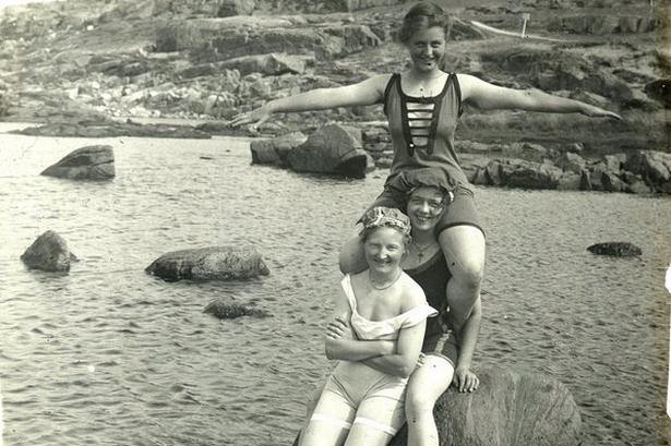 Tyske badenymfer før Første Verdenskrig klædt i tidens strandmode, men med samme smittende glæde som nutidens Instagram-veninder. Foto: Bornholms Museum