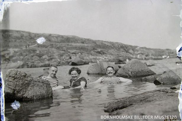 Klippebad i Sandvig: datidens afkølende wellness for tysk borgerskab med tid og råd. Også i dag søger turister velvære i de naturlige klippepools – en luksus, ingen spa kan matche. Foto: Bornholms Museum