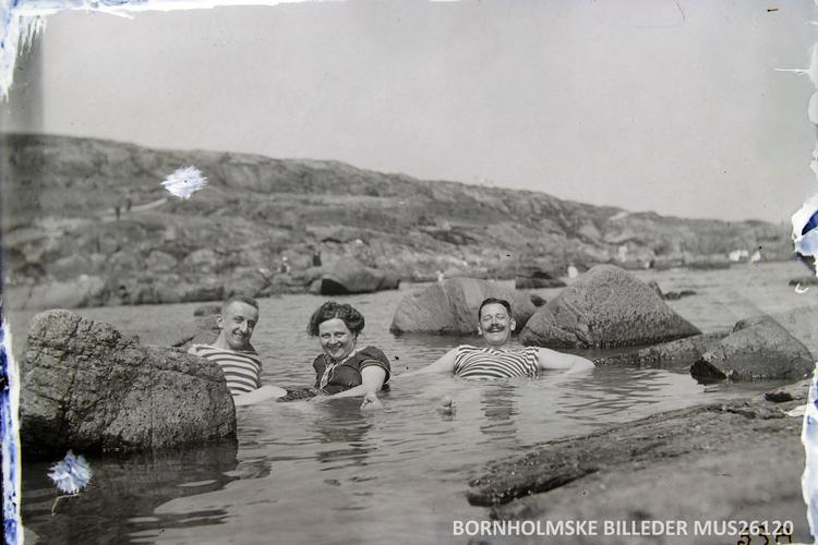 Klippebad i Sandvig: datidens afkølende wellness for tysk borgerskab med tid og råd. Også i dag søger turister velvære i de naturlige klippepools – en luksus, ingen spa kan matche. Foto: Bornholms Museum