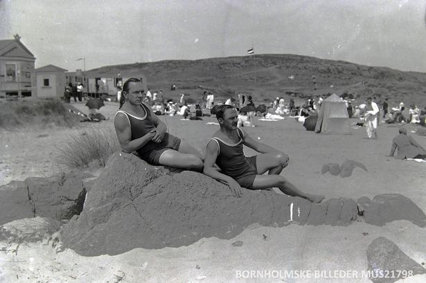 Tyske strandløver med overarme og overskud – i 1910’ernes Sandvig poserede man for fotografen, som nutidens beach boys gør for Instagram.  Foto: Bornholms Museum
