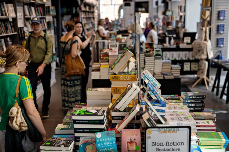 Regeringen ønsker at fremme læselysten ved at afskaffe den nuværende bogmoms på 25 procent. Pengene skal findes i finansloven. Foto: Martin Lehmann