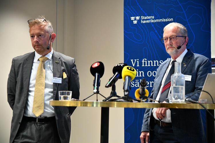 Jörgen Zachau (th) og Jonas Bäckstrand fra Havarikommissionen i Sverige på dagens pressemøde om 'Estonia'-forliset i 1994, som kostede 852 mennesker livet.  Foto: 12060 Lars Schröder/tt/Ritzau Scanpix