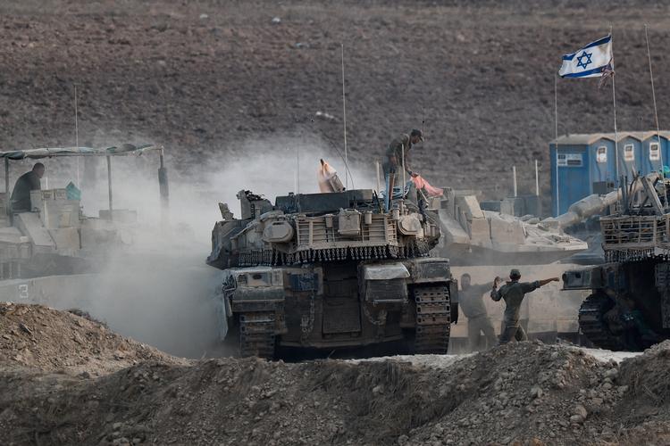 En israelsk kampvogn nær grænsen til Gaza tirsdag i sidste uge. Foto: Amir Cohen/Ritzau Scanpix