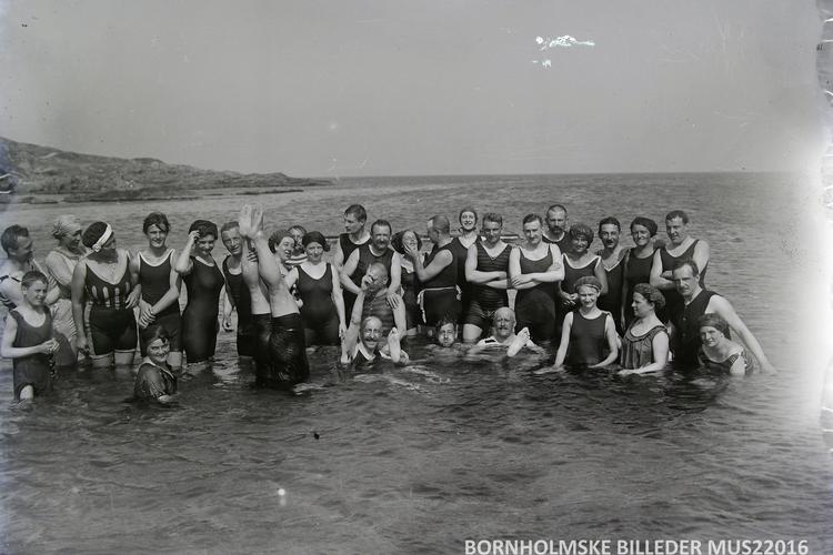 Sorgløse sommerdage i Sandvigs bølger – en fristund, før Tysklands yngre mænd måtte skifte badedragten ud med uniform.  Foto: Bornholms Museum