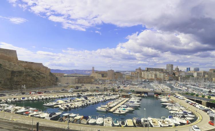 I Marseille er man aldrig i tvivl om vigtigheden af tilknytningen til havet, og den gamle havn rummer i dag 3500 både foruden forskellige færger. Foto: Ulla Lund