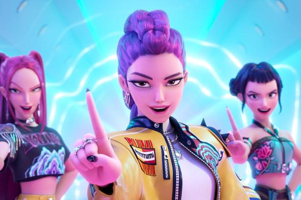 Når de ikke fylder stadioner til bristepunktet, lever superstjernerne Rumi, Mira og Zoey et dobbeltliv som frygtløse dæmonjægere, der beskytter deres fans mod truende mørke kræfter. KPop Demon Hunters. Pr-foto: Netflix