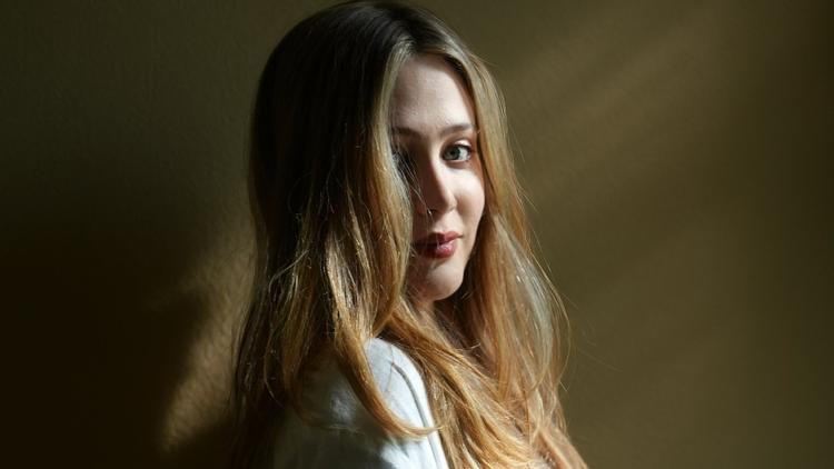 Mollie Adler er ligesom Taylor Swift 35 år, og i sin podcast undrer hun sig over, hvorfor vi som samfund har så stor modvilje mod at blive voksne. Foto: privatfoto 