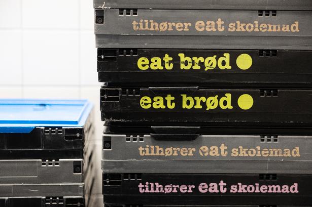 Returbakker ligger stablet klar til at blive vasket af. Foto: Thomas Borberg