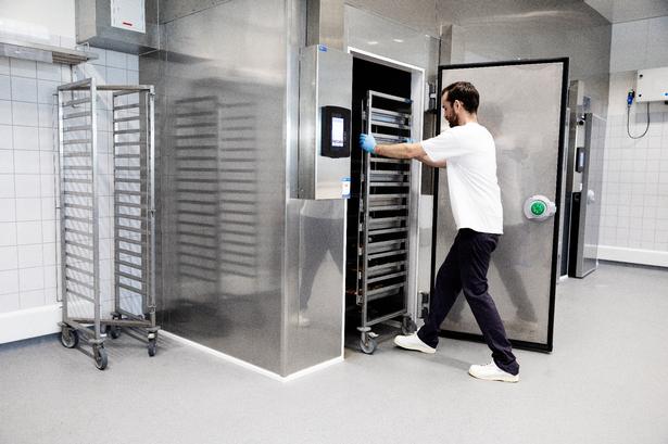 Nystegte fiskefrikadeller sættes straks på køl.  Foto: Thomas Borberg