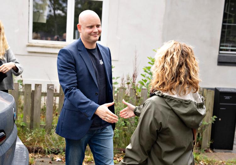 Kulturminister Jakob Engel-Schmidt (M) ankom torsdag til åbningen af Kulturmødet Mors 2025. Fra scenen talte han dunder mod Israels regering. Foto: Henning Bagger/Ritzau Scanpix