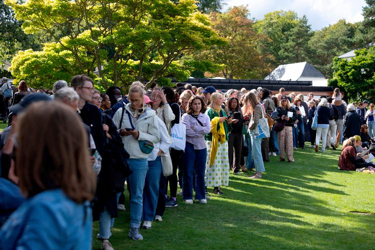 Der var køer både til toiletterne og bogsigneringen, da Louisiana Literature fredag fik besøg af nogle af de største navne i bogbranchen. Foto: Finn Frandsen