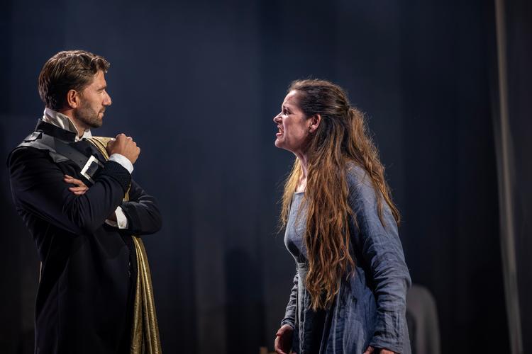 Trine Bastrup Møller rammer formen perfekt som en på samme tid kraftfuld og jordnær Brünnhilde. Her over for Jens Søndergaard som Gunther. Foto: Lars Düwel