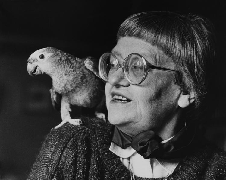 Forfatteren Elsa Gress (1919-1988) kunne være en rappenskralde. Men hun var meget mere end det, og der var altid mening med galskaben.Her ses hun med papegøjen Quincy.   Foto: Jacob Maarbjerg