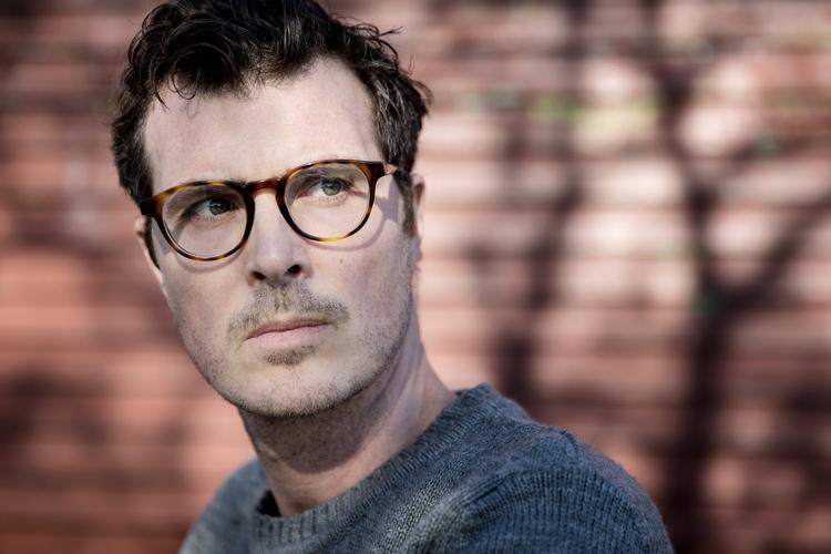 I mange år havde Pelle Hvenegaard det svært med tatoveringer. Det føltes for definitivt. Men han ændrede mening, da hans kone og deres fælles datter kom ind i hans liv. I dag har han bl.a. nogle af sin datters børnetegninger brændt ind i huden.  Foto: Emma Sejersen