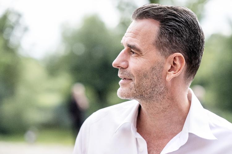 De seneste år har Jesper Buch omlagt sit liv, så han kun arbejder 25-35 timer om ugen og har mere tid til sine børn. »Jeg talte med en i går, som er god for flere milliarder og spurgte ham, hvorfor helvede han så stadig har 150 rejsedage om året og ser sine børn så lidt. Det fatter jeg simpelthen ikke«. Foto: Bax Lindhardt/Ritzau Scanpix