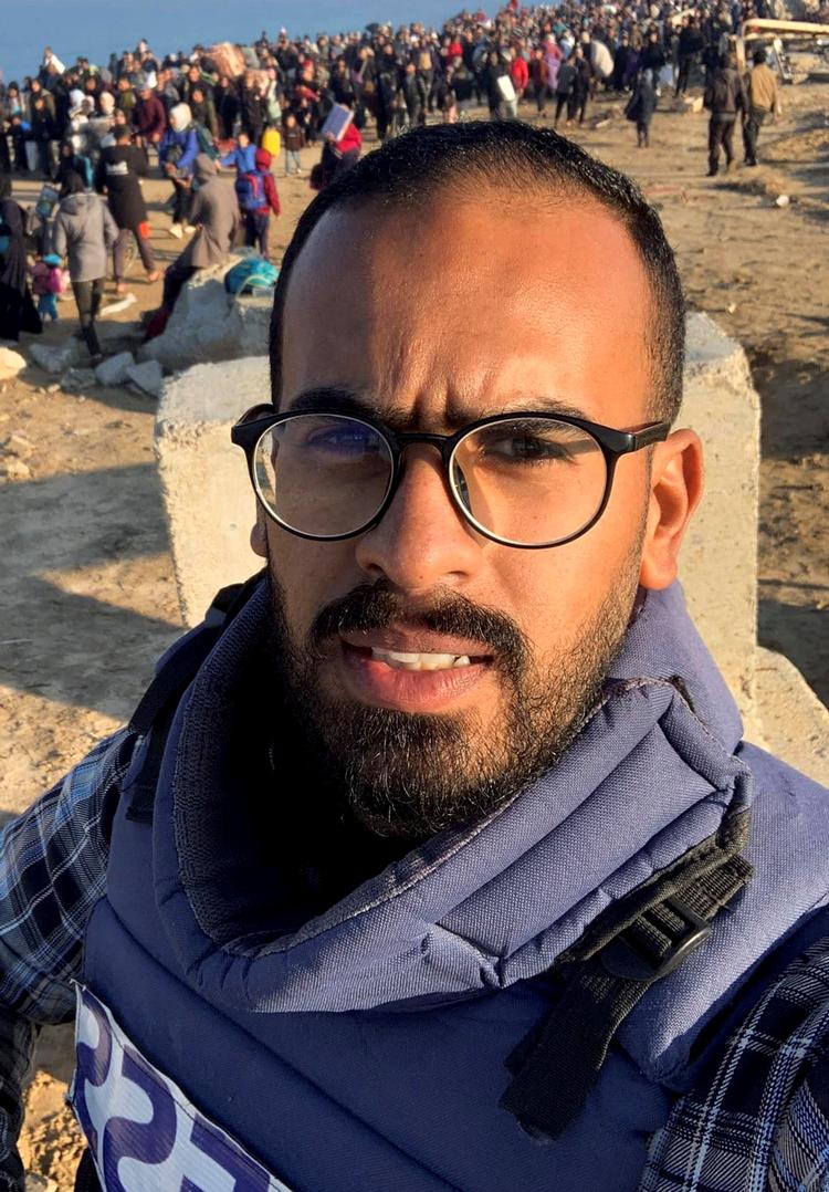 Ahmed Abu Aziz, der arbejdede for det palæstinensiske nyhedsbureau Quds Feed, var blandt de fem journalister, der mandag blev dræbt i angrebet på Nasser-hospitalet i Gaza. Foto: Ahmed Abu Aziz Via Facebook/Ritzau Scanpix