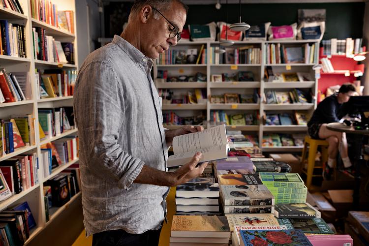 Danmarks kulturminister vil fjerne bogmomsen. Det glæder bogbranchen sig over. Som her i  boghandlen Thiemers Magasin på Vesterbro i København.   Foto: Martin Lehmann