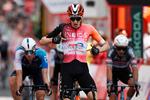 Ben Turner (Ineos) jubler efter sin etapesejr i Vuelta a España. Foto: Jeff Pachoud/Ritzau Scanpix
