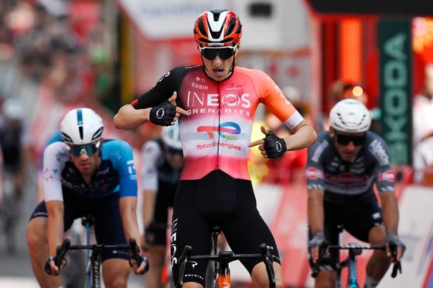 Ben Turner (Ineos) jubler efter sin etapesejr i Vuelta a España. Foto: Jeff Pachoud/Ritzau Scanpix