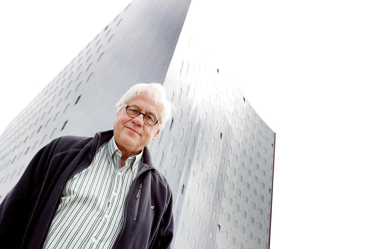 Skaberen og ejeren af Cabinn-hotellerne, ingeniør Niels Fennet, her fotograferet foran Cabinn i Ørestad  i anledning af hans 70-års fødselsdag. Arkivfoto: Finn Frandsen