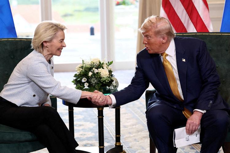 Så gode venner var de, da EU's kommissionsformand Ursula von der Leyen og USA's præsident Donald Trump i slut juli gav håndslag på en handelsaftale.  Foto: Evelyn Hockstein/Ritzau Scanpix