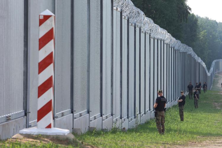 Polen, Litauen og Letland forsøger med vold og magt at holde flygtninge ude og skubber dem bogstaveligt talt tilbage over grænsen til Belarus. Foto: Michal Dyjuk/Ritzau Scanpix