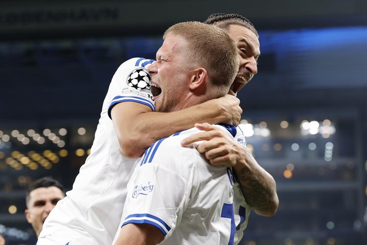 Andreas Cornelius scorede FCK's mål til 1-0 mod Basel. Her i jubel med Jordan Larsson.  Foto: Jens Dresling