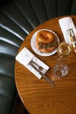 Schmaltz i Stockholm trækker lidt på det østeuropæiske i retter. Som bagels med laks eller syltede agurker med vodkashots. Foto: Fredrik Skogkvist